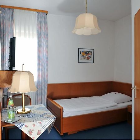 Hotel Gruener Baum 폼메르스펠덴 외부 사진