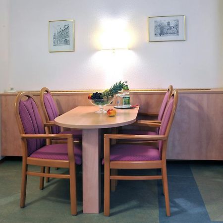 Hotel Gruener Baum 폼메르스펠덴 외부 사진