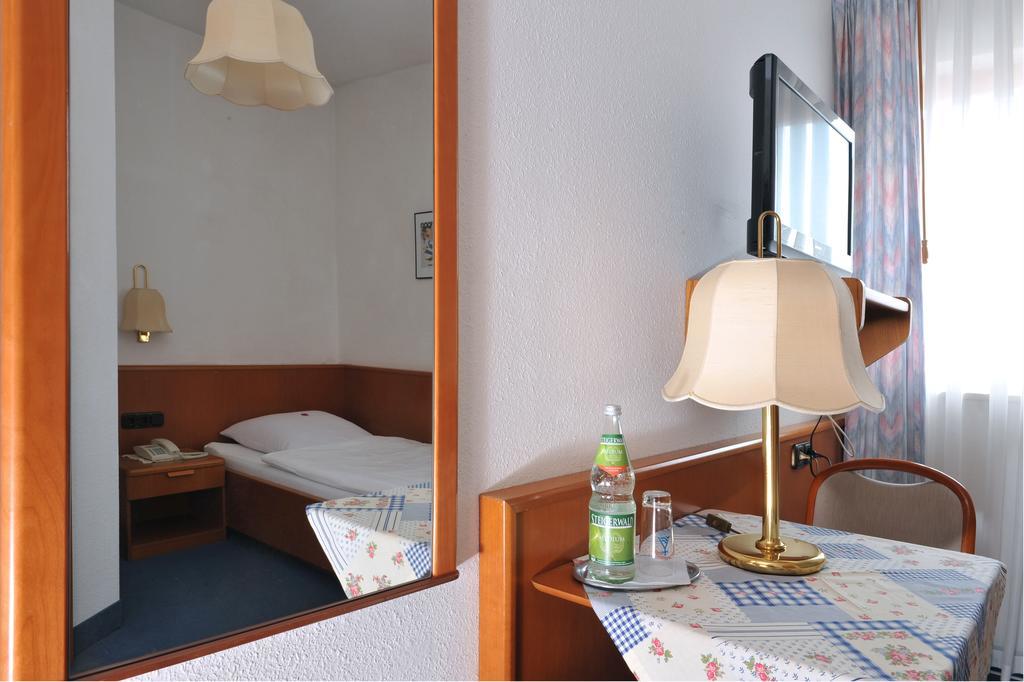 Hotel Gruener Baum 폼메르스펠덴 외부 사진