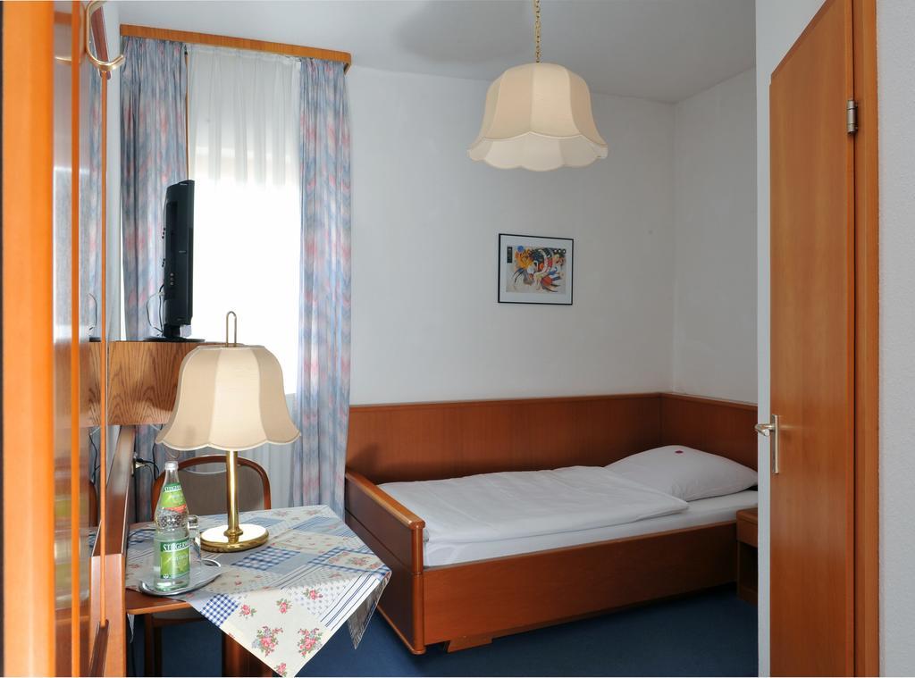 Hotel Gruener Baum 폼메르스펠덴 외부 사진